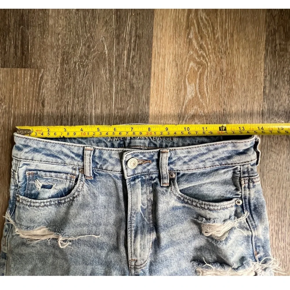 American Eagle Mom Jeans Women 4 Light Wash Distressed Strigid High Rise Frayed